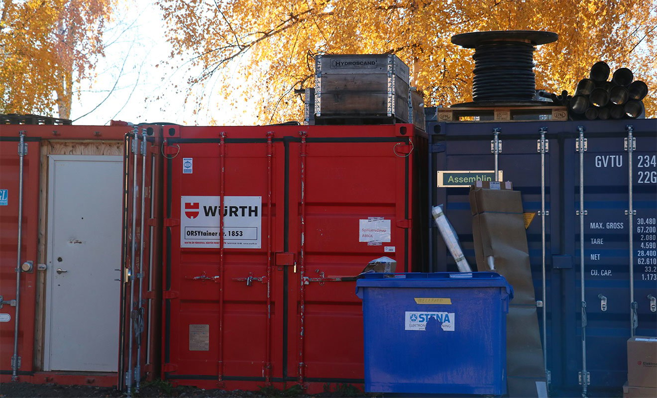 Containrar i utomhusmiljö.