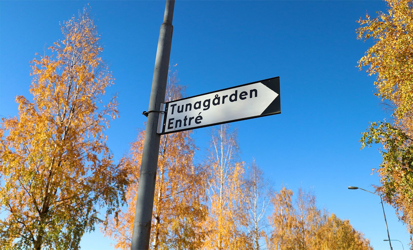 Närbild på vägskylt med texten Tunagården Entré